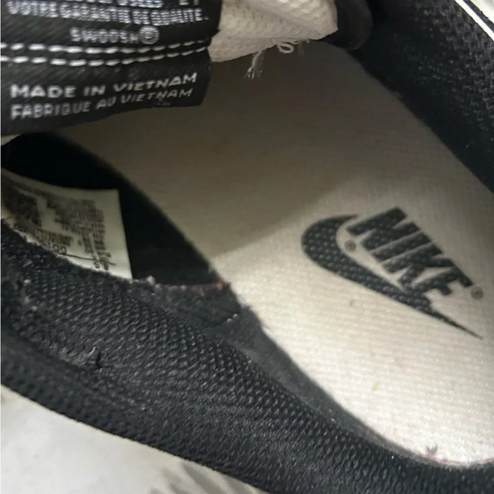 Nike Womens Black and White Sneakers - Picture 8 of 9
